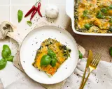 Herzhaftes Spinatlasagne Rezept mit geschmolzenem Käse, frischem Basilikum, Chili und Knoblauch. Ein Genuss für jeden Tag!