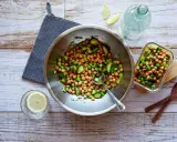 Frischer Kichererbsen Salat mit Gurken und Edamame in einer Schüssel, bereit zum Servieren.