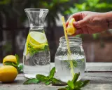 Orzeźwiająca lemoniada z miętą i cytryną. Woda z cytryną i miętą, idealna dla zdrowia, wspiera profilaktykę prostaty.