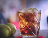 Jak zrobić idealne whisky z colą? Proporcje i sekrety