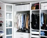 Ordentliche Kleideraufteilung im PAX Kleiderschrank: Hängende Kleidung, Taschen und Boxen sind übersichtlich sortiert.