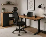 Nowoczesne domowe biuro: biurko z regulacją wysokości, wygodne krzesło, laptop i lampa. Idealne miejsce, by dowiedzieć się, jak urządzić domowe biuro.