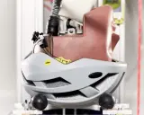 Szary kask rowerowy z technologią MIPS, zamontowany na manekinie głowy w laboratorium testowym.