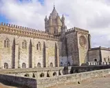 Die Kathedrale von Évora, eine der bedeutendsten Sehenswürdigkeiten, thront majestätisch unter einem Wolkenhimmel.