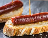 Pinchos de chorizo, un clásico de la comida típica de Navarra, servidos sobre pan rústico.