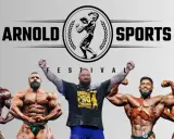 Fünf Bodybuilder und ein Strongman posieren unter dem Arnold Sports Festival Logo. Die Athleten zeigen ihre Muskeln, bereit für den Arnold Classic 2026.