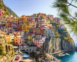Manarola, Liguria: un'idea perfetta per dove andare in vacanza a settembre in Italia, con case colorate a picco sul mare.