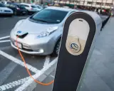 Ładowanie samochodu elektrycznego w Polsce. Coraz więcej aut elektrycznych w Polsce, co widać na ulicach.