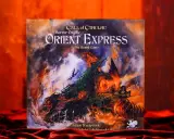 Okładka gry planszowej "Horror w Orient Expressie" z przerażającym pociągiem w płomieniach.