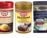 Dr. Oetker bakpulver och bikarbonat, perfekt för bakning. Bredvid en påse hjorthornssalt från Santa Maria.