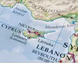 Fragment mapy pokazujący Cypr, Liban i Syrię, z zaznaczonymi miastami Nikozja, Limassol i Larnaka.