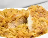 Schab w kapuście kiszonej, danie Ani Gotuje, wygląda apetycznie. Mięso jest soczyste, a kapusta lekko zrumieniona.