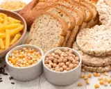 Pain de seigle, pâtes, maïs, pois chiches et galettes de riz. Une variété d'aliments, certains contenant du gluten, d'autres non.