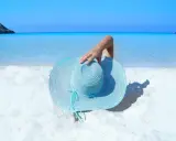 Idealne wakacje w październiku gdzie najlepiej? Na rajskiej plaży z turkusową wodą i białym piaskiem, pod błękitnym niebem.