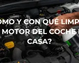 Mano rociando limpiador en el motor de un coche. Aprende cómo lavar el motor del coche en casa.