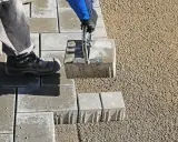 Podsypka pod kostkę: Piasek, żwir, cement? Wybierz trwałość!