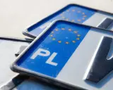 Zbliżenie na polskie tablice rejestracyjne z symbolem Unii Europejskiej. Gotowe do rejestracji indywidualnej.