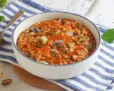 Fregola sarda con vongole e cozze, un classico da provare per scoprire cosa mangiare in Sardegna.