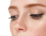 Delikatny makijaż podkreśla oczy, a opuchnięte powieki górne nadają spojrzeniu subtelności.
