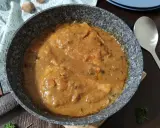 Pyszne bitki z indyka w sosie własnym, gotowe do podania. Aromatyczne danie, które zachwyci każdego.