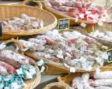 Paniers de saucissons secs, des produits du terroir à la définition gourmande. Saveurs de chèvre, taureau, poivre vert et au vin.