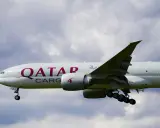 Samolot Qatar Airways Cargo z wysuniętym podwoziem, gotowy do lądowania. W tle chmury.