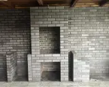 Nowy grill murowany z cegły projekt. Solidna konstrukcja z miejscem na palenisko i dodatkowymi półkami.
