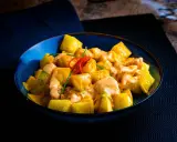 Patatas alioli cremosas y doradas, servidas en un cuenco azul, con un toque de chile rojo y cebollino.