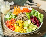 Bunter Quinoa-Salat mit Avocado, Mais, Roter Bete und Gemüse. Perfekt für einfache Salat Rezepte.