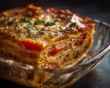 En saftig vegetarisk lasagne med lager av pasta, tomatsås och ost, toppad med färska örter.