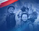 Uśmiechnięte dzieci w kaskach na rowerach, wspierane przez rodziców. Polski Ład to wsparcie dla rodzin.