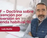 Hombre con gafas y chaleco azul, explicando la exención por reinversión en vivienda habitual. Un ejemplo práctico de IRPF.