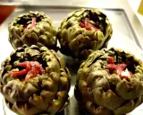 Cuatro alcachofas rellenas de jamón, listas para disfrutar.