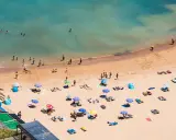 Sonnige Strände auf Madeira, Menschen genießen das Meer und den Sand. Ein entspannter Tag am Strand, vielleicht auch FKK-Bereiche, wie sie auf Madeira üblich sind.