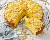 Ein saftiger Apfelkuchen mit Mandel-Topping, perfekt für eine proteinreiche Kaffeezeit.