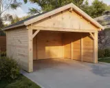 Carport en bois clair, offrant une belle surface de plancher pour abriter un véhicule. L'ombre du soleil couchant joue sur les lattes.