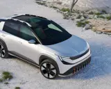 Le concept Skoda Epiq, un SUV électrique blanc, se gare sur un terrain rocailleux.