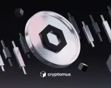 Srebrna moneta z symbolem kryptowaluty, świece wykresu i kostki. Analiza chainlink prognozy.