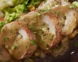 Solomillo al horno jugoso y relleno, bañado en salsa y acompañado de verduras.