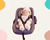 Bebé abrigado en un asiento de coche, un ejemplo de que es Maxi Cosi, listo para viajar.