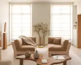 Soggiorno in stile feng shui casa: divani accoglienti, vasi decorativi e sculture in legno creano un'atmosfera serena e armoniosa.