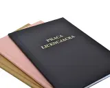 Trzy okładki prac: czarna z napisem "PRACA LICENCJACKA", różowa i złota. Gotowe do uzupełnienia bibliografią.