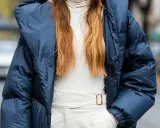 Outfit maestra asilo: piumino blu, dolcevita beige e pantaloni chiari con cintura.