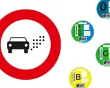 Señal de prohibición de circulación de vehículos contaminantes. Pegatinas DGT de emisiones: 0, ECO, C, B. ZBE Murcia.