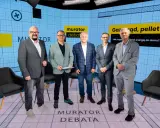 Pięciu panów w eleganckich strojach dyskutuje o tym, jak mądrze wybierać energię do domu. Wśród nich mogą być producenci kotłów gazowych.