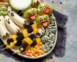 Brochetas de frutas y dulces para Halloween: plátanos fantasma, manzanas monstruosas y moras. ¡Una fiesta terroríficamente deliciosa!