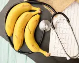 Trzy banany i stetoskop na tle EKG. Czy zastanawiałeś się, ile białka ma banan?