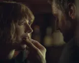 Intymna scena, mężczyzna karmi kobietę. Może to fragment jednego z tych **całe filmy erotyczne**, które oglądacie.