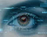 Oko z futurystycznym interfejsem, dane, wykresy i tekst "LOADING...". Idealne dla osób zainteresowanych cyberbezpieczeństwo studia warszawa.