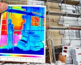 Thermografie untersuchung zeigt Wärmeverlust an einem Gebäude mit Gerüst. Farbige Darstellung von Temperaturunterschieden.
